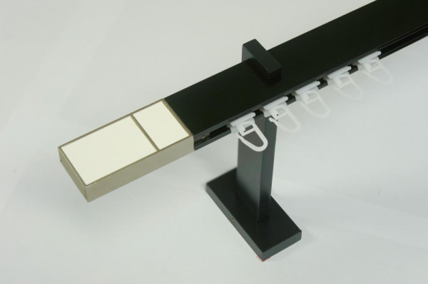 Egysínes SQUARE LINE fekete karnis - BOSS fehér bőr karnisvég