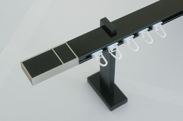 Egysínes SQUARE LINE fekete karnis - BOSS fekete bőr karnisvég