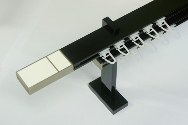 Kétsínes SQUARE LINE fekete karnis - BOSS fehér bőr karnisvég